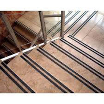Colocación de cintas antideslizantes en escaleras
